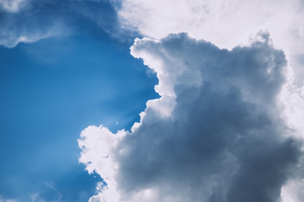 Foto lage hoek van wolken aan de hemel