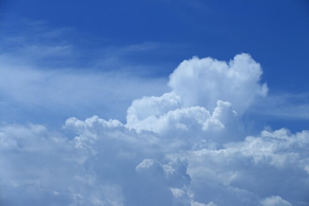 Lage hoek van wolken in blauwe lucht