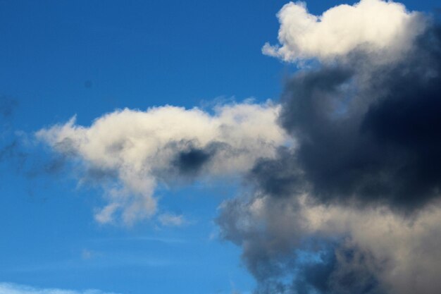 Foto lage hoek van wolken in blauwe lucht