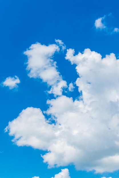 Lage hoek van wolken in blauwe lucht