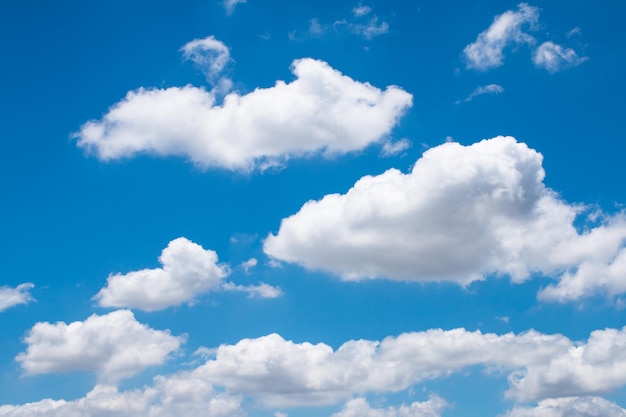 Lage hoek van wolken in de blauwe hemel