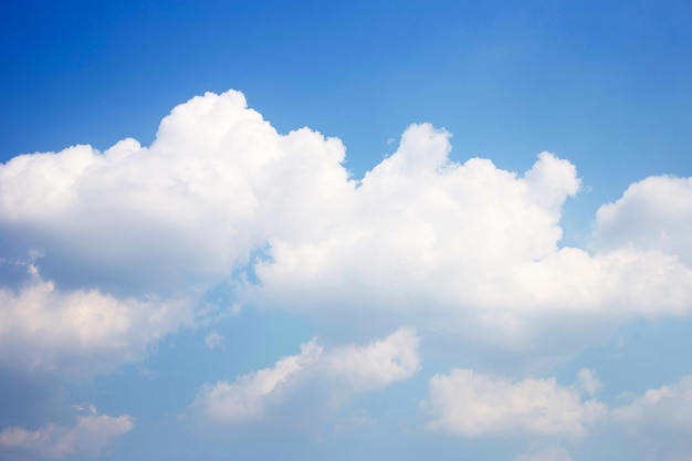 Foto lage hoek van wolken in de lucht.