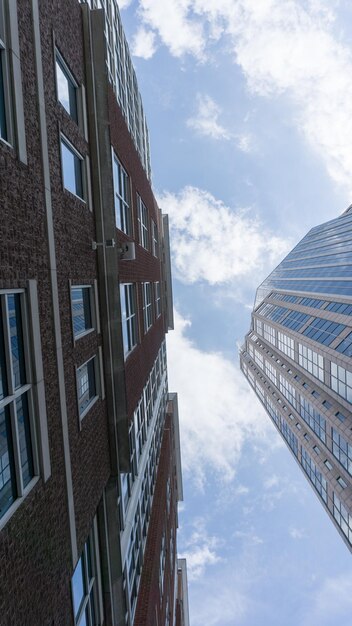 Foto lage hoek van wolkenkrabbers tegen de lucht