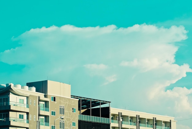 Lage hoek van woongebouwen tegen de lucht