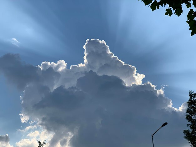 Lage hoek van zonlicht dat door wolken stroomt