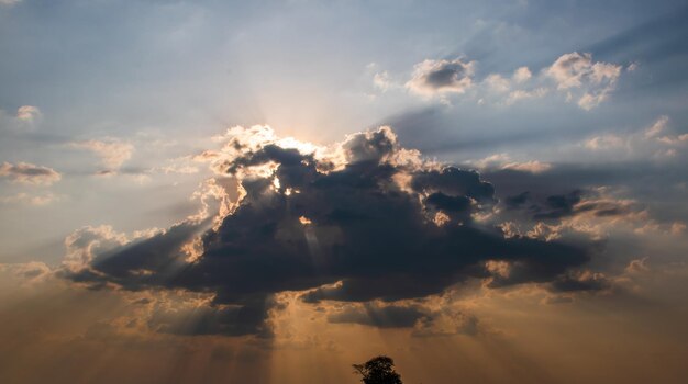 Foto lage hoek van zonlicht dat door wolken stroomt