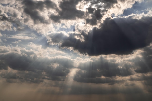 Lage hoek van zonlicht dat door wolken stroomt