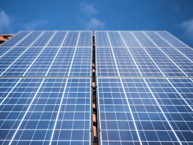 Lage hoek van zonnepanelen op het dak tegen de lucht