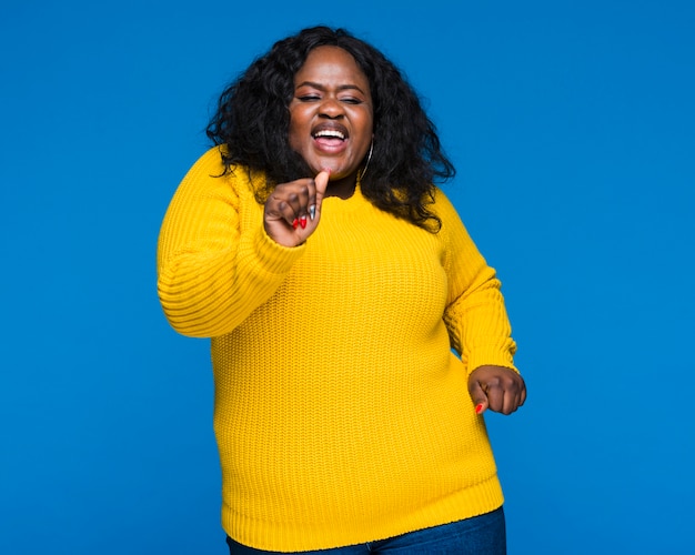 Foto lage hoek vrouw dansen