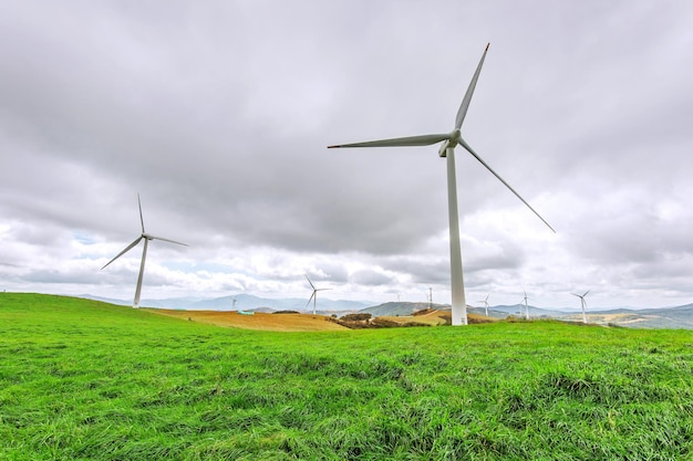 Lage hoek windmolen op het veld tegen de lucht