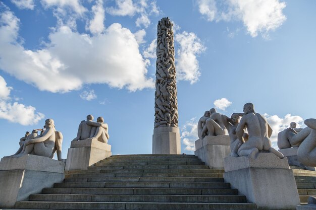 Lage hoek zicht monolith plateau tegen de lucht