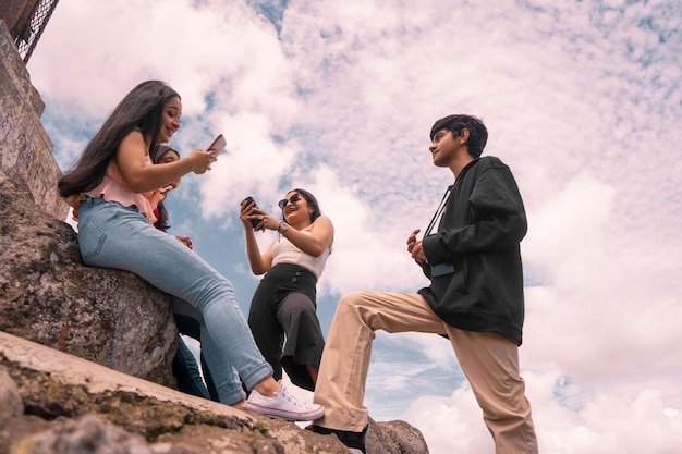 Lage hoekfoto van Latino tieners die genieten van een wandeling op de top van een heuvel in Nicaragua