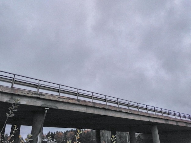 Lage hoekmening van brug tegen hemel