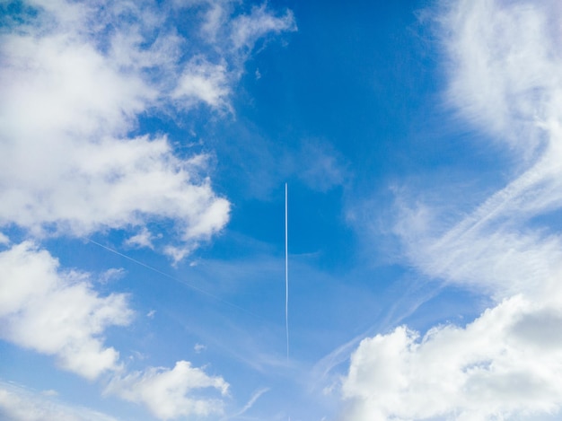 Lage hoekmening van dampspoor in de blauwe lucht