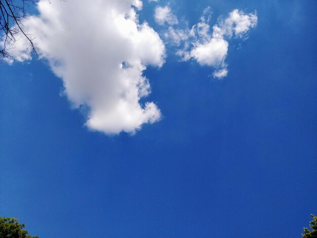 Lage hoekmening van de blauwe lucht