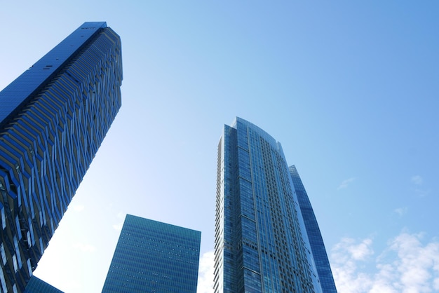 Lage hoekmening van de financiële gebouwen van de stad van singapore tegen blauwe hemel