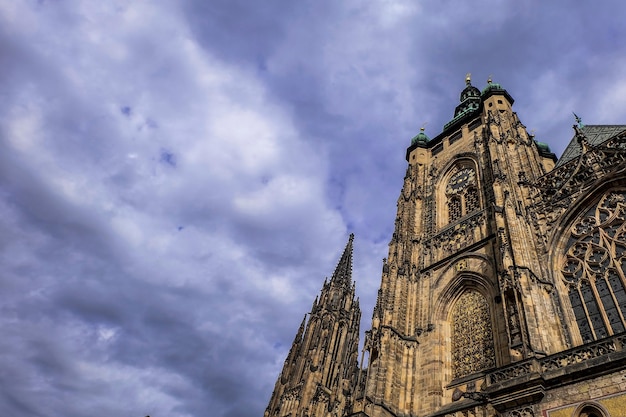 Lage hoekmening van de geveldecoratie van de Sint-Vituskathedraal