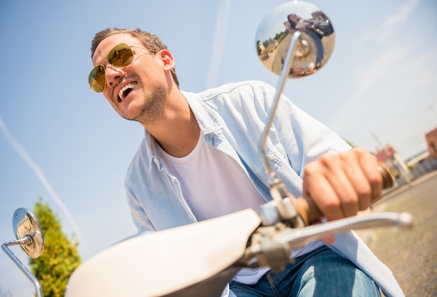 Lage hoekmening van de knappe jonge man in zonnebril.