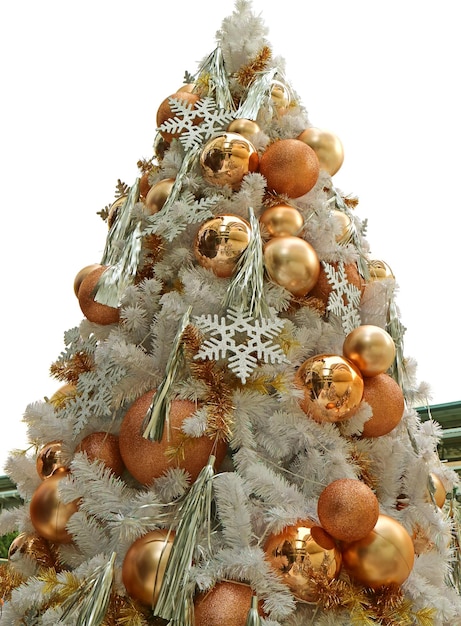 Lage hoekmening van een versierde grote kerstboom vol gouden en zilveren ornamenten