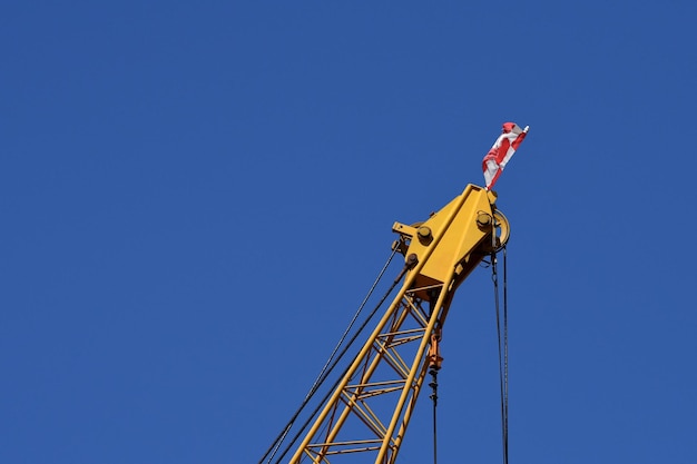 Lage hoekmening van helderblauwe lucht