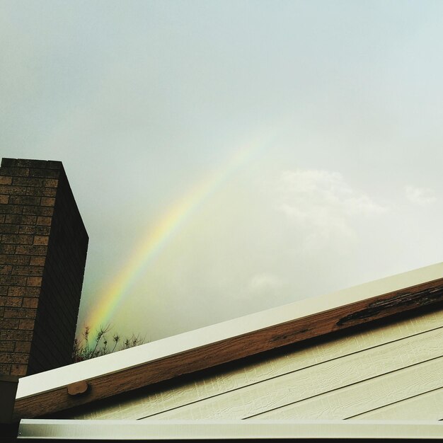 Foto lage hoekmening van het gebouw tegen de hemel