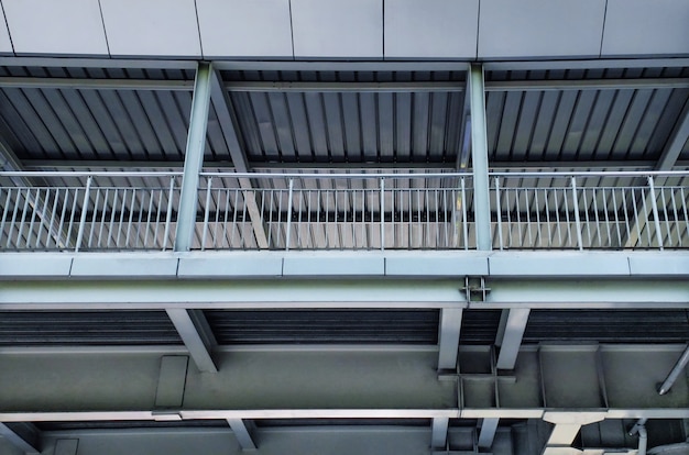 Lage hoekmening van metalen structuur van verhoogde loopbrug