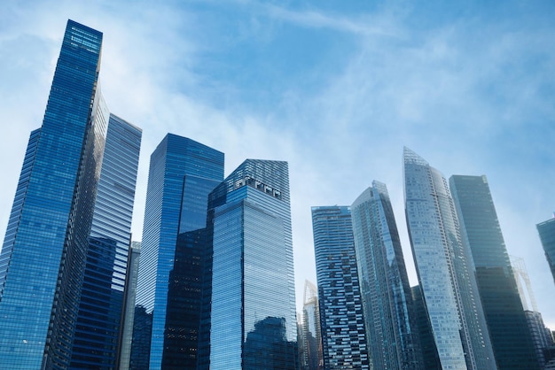 Lage hoekmening van singapore stadsgebouwen tegen blauwe hemel