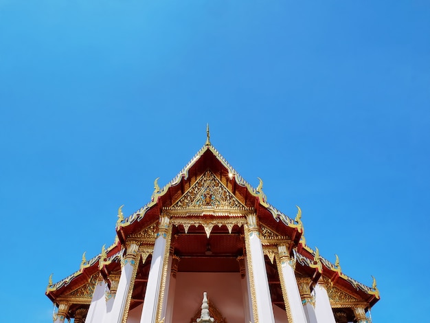 Lage hoekmening van traditionele boeddhistische tempel in Bangkok Thailand