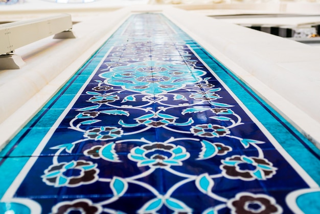 Foto lage hoekmening van veelkleurig tegelpaneel in camlica-moskee