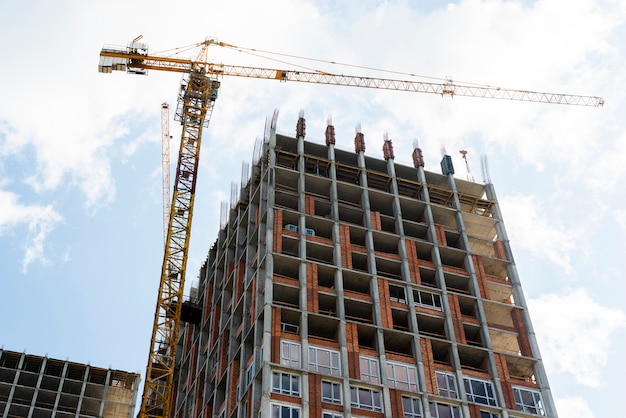 Lage hoekmening van wolkenkrabber in aanbouw