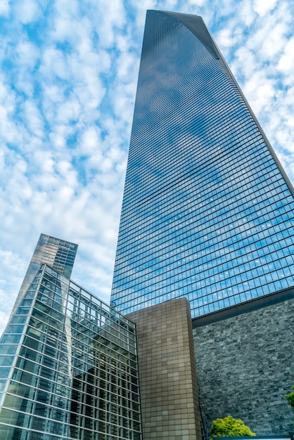 Lage hoekmening van wolkenkrabbers architecturaal glas