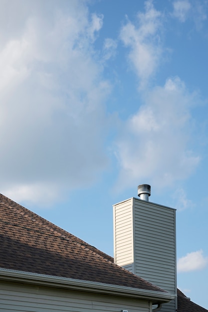 Foto lage hoekwoning met schoorsteen