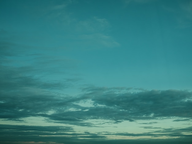 Lage licht zonsondergang bewolkte hemel zonder zon naar beneden.