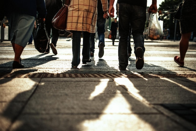 Lage mensen lopen op straat in de stad.