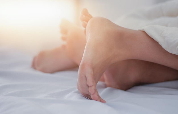 Lage sectie van een stel op het bed