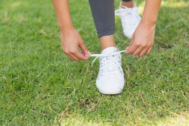 Lage sectie van kant van de vrouwen het bindende schoen bij park