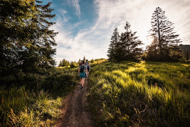 Lage Tatra-gebergte Slowakije Zuid-weergave van de Ridge Traveler wandelen met rugzakken op Lajstroch paek van certovica zadel Slowakije bergen landschap