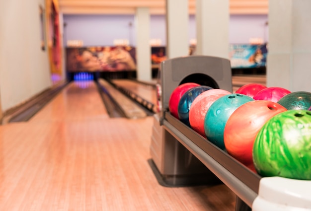 Lage weergave kleurrijke bowlingballen