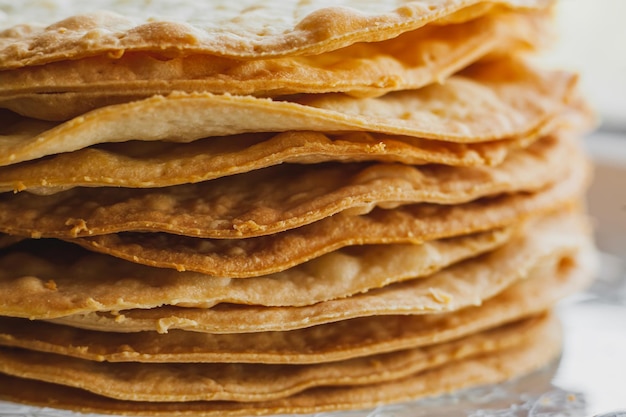 Lagen gebakken crumpets taarten gemaakt van bladerdeeg voor cake. Halffabrikaat voor cake.