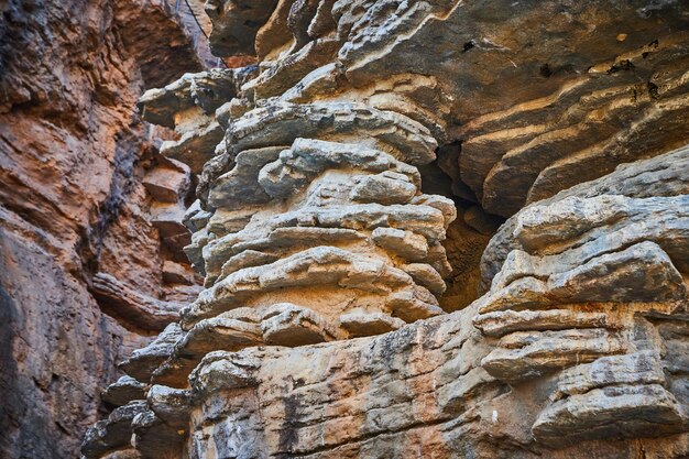 Lagen in rotsen of kliffen van dichtbij in detail