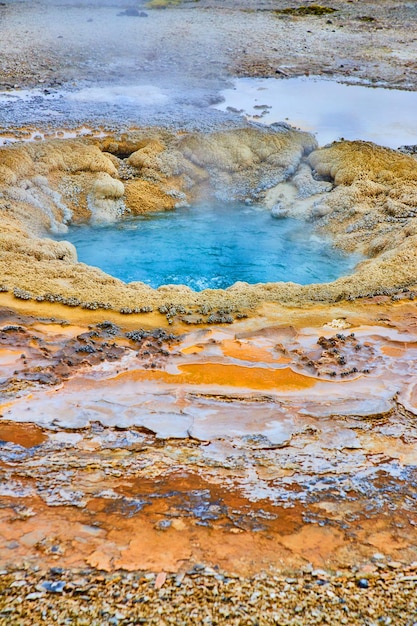 Lagen van kleur rond diepblauwe geiser in Yellowstone-bassin