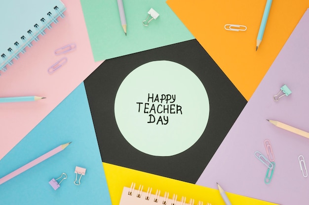 Foto lagen van kleurrijke papieren gelukkige leraren dag concept