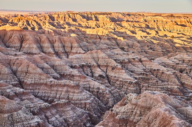 Lagen van sedimentlagen in Badlands van South Dakota met zonsopgang