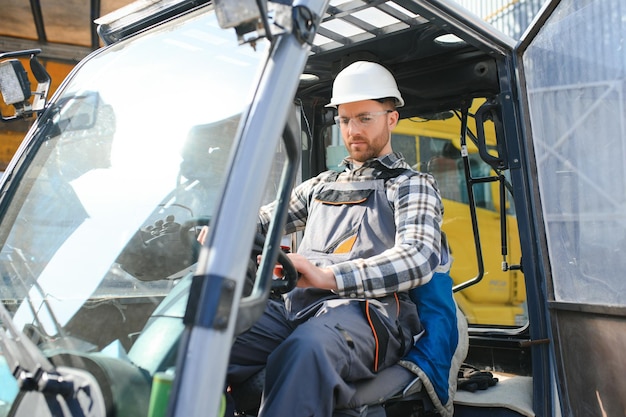 Lagerarbeider met vorkheftruck