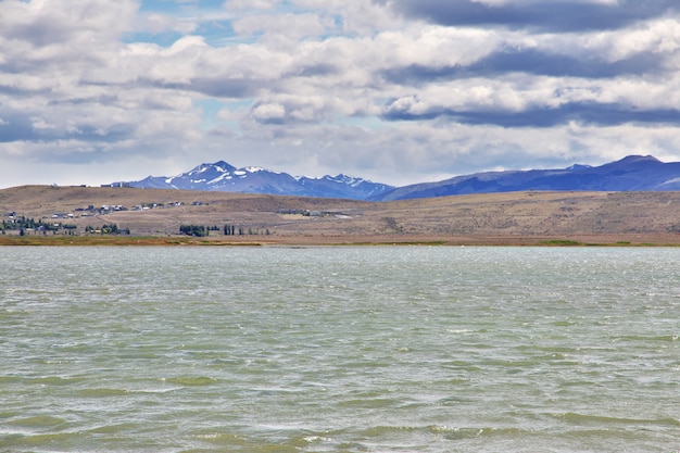 ラグナニメズ、エルカラファテ、パタゴニア、アルゼンチンのラゴアルゼンティーノ湖