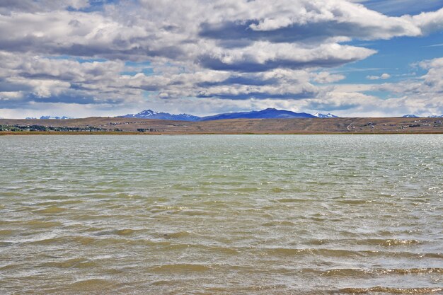 Foto lago argentino meer in laguna nimez reserva, el calafate, patagonië, argentinië