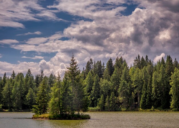 Photo lago di tret lake of tret val di non  italy pic taken after a thunderstorm in the area