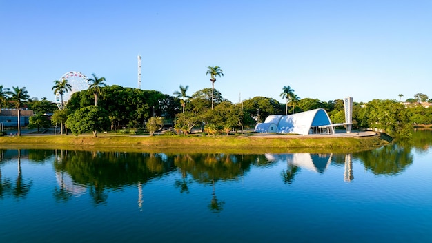Belo Horizonte의 Lagoa da Pampulha는 Sao Francisco de Assis 교회와 Guanabara Park Minas Gerais Brazil 항공 보기를 내려다보고 있습니다.