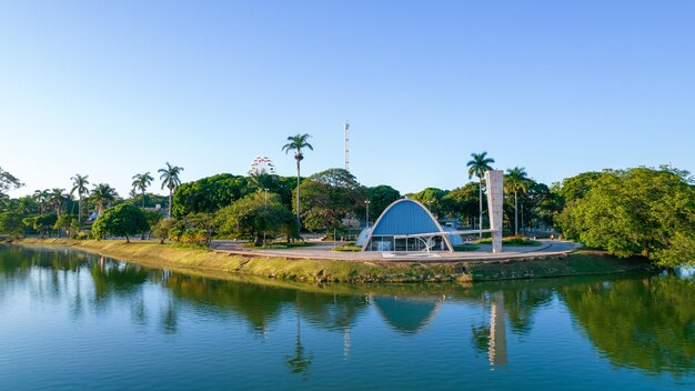 Belo Horizonte의 Lagoa da Pampulha는 Sao Francisco de Assis 교회와 Guanabara Park Minas Gerais Brazil 항공 보기를 내려다보고 있습니다.