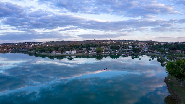 Lagoa Santa Belo Horizonte Brazil Красивая лагуна в туристическом городке Минас-Жерайс Аэрофотоснимок с облаками, отражающимися в спокойной лагуне